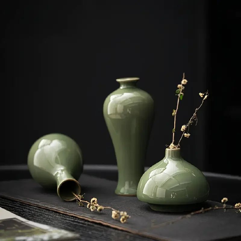 Elegant Green Ceramic Vase Ornaments Dried Flower Utensils Vintage Ceramic Vase Smooth Ceramic for Table Decor and Home Accent